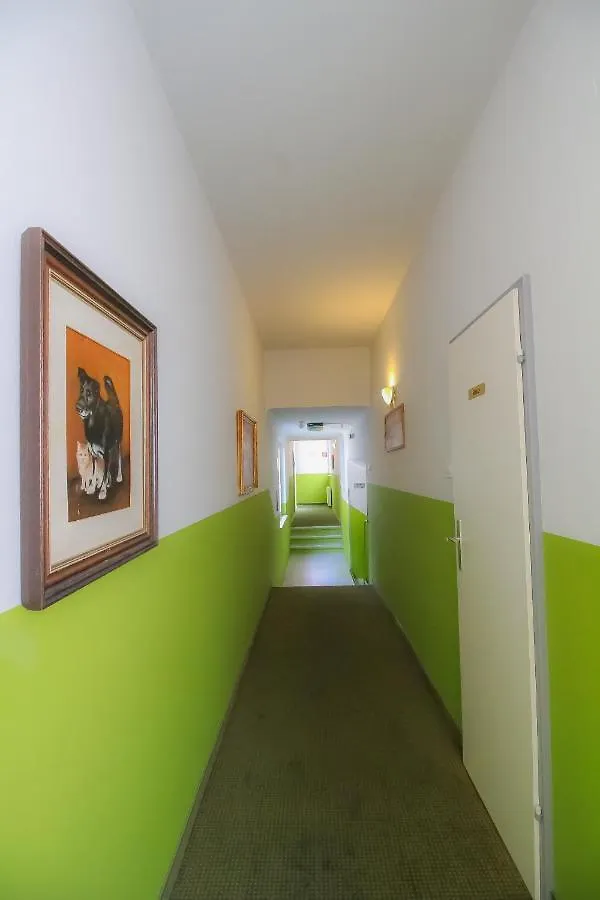 Private Triple Bedroom With Bathroom Wien